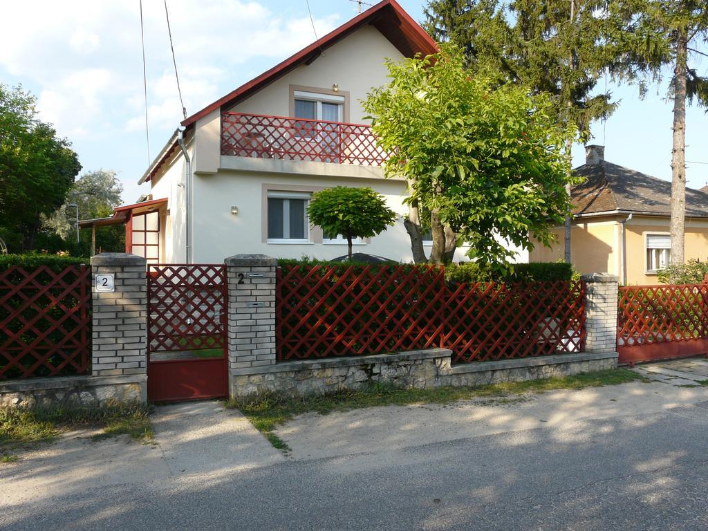 Tanay Vendeghaz Villa Balatonfured Exterior photo